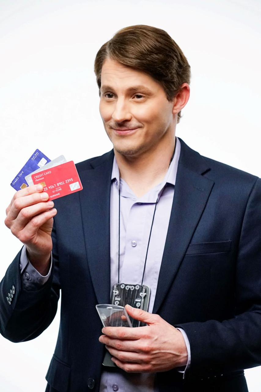 501086_man_w_credit_cards__78840